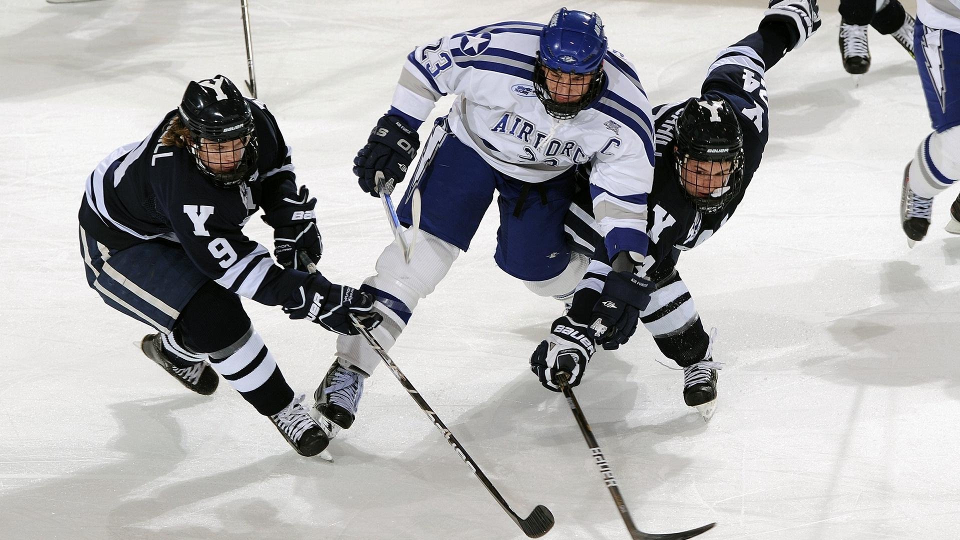 特斯·冯·迪克：南非队中场的战术核心，负责调度攻防转换，冯 斯特拉克