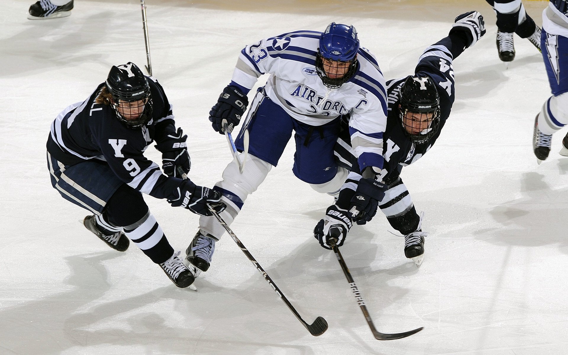 足球大会线上线下同步举行，促进全球交流，足球会议室直播